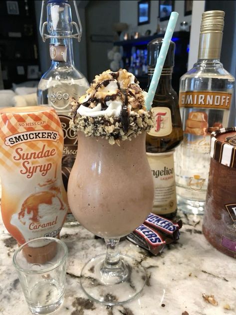 Chocolate Vodka, Fun Drink Recipe, Caramel Vodka, Fun Drinks Alcohol, Pretty Alcoholic Drinks, Chocolate And Caramel, Mixed Drinks Alcohol, Yummy Alcoholic Drinks, Diy Drinks