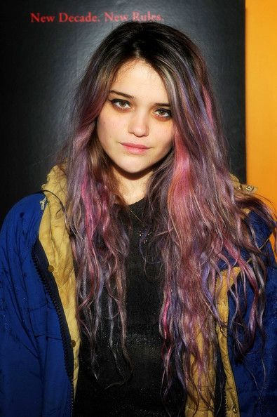 hair. I won't give up my grunge tendencies even as a grown up Sky Ferreira Hair, Beliage Hair, Pink Streaks, Sky Ferreira, Dip Dye Hair, Neon Hair, Painted Faces, Dye Hair, Tumblr Hair