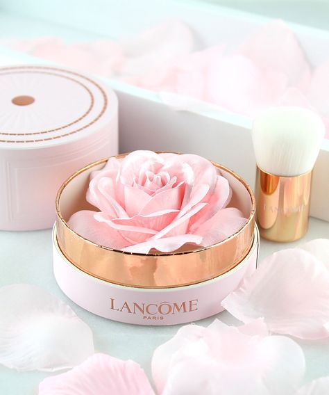 Lancôme La Rôse Blush Poudrer Beautiful Makeup Products, Too Faced Makeup Aesthetic, Pretty Makeup Products, Laduree Makeup, Cute Makeup Products, Trucco Smokey Eye, Romantic Lifestyle, Younique Mascara, Fall Makeup Looks