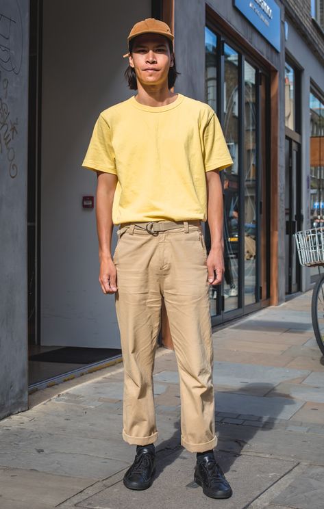 Yellow Tshirt Outfits For Men, Yellow Tshirt Outfit, Yellow Tshirt Outfits, Yellow Street Style, 80s Outfit Men, Mens Fashion Streetwear Swag, Cny 2024, Men Street Look, Men's Street Style Photography