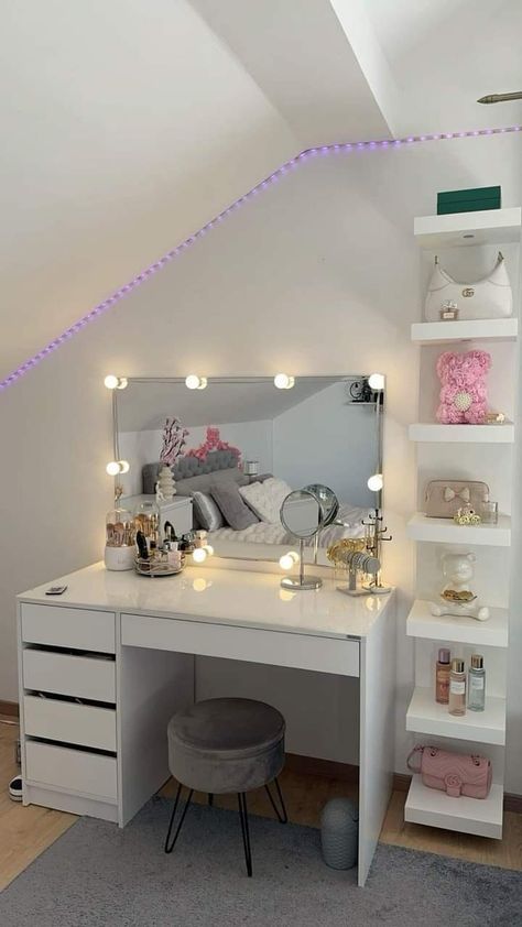 Desks With Mirrors, Desk And Vanity In One Bedroom, Simple Vanity Ideas, Vanity Ideas Bedroom Aesthetic, Vanity Inspo Aesthetic, Vanity Desk Aesthetic, Vanity Pics, Vanity Simple, Simple Vanity