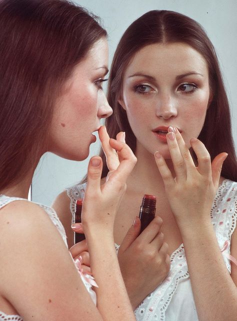 Was this a cosmetics ad? Mid 70's? 1970s Makeup, Besame Cosmetics, 70s Makeup, Makeup Ads, Retro Makeup, Jane Seymour, Vintage Makeup, British Actresses, Jairzinho