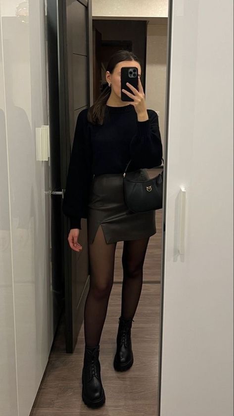 Hairdresser Outfit Work Business Casual, Night Out Outfit Cold Weather, Ootd Soiree, Skort Outfit Elegant, Evening Outfit Going Out, Outfits Ideas For School, Outfit Weihnachten, Cute Outfits Ideas, Leather Skirt Outfit