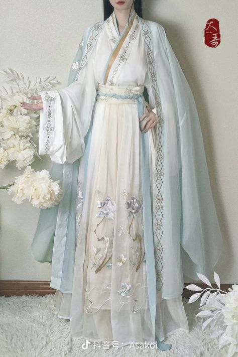 Hanfu Inspired Prom Dress, Korean Old Fashion Traditional Clothes, Chinese Hanfu Female, Chinese Dress Traditional, Chinese Princess Dress, Gaun Abad Pertengahan, Chinese Fancy Dress, Traditional Asian Dress, Ancient Dress