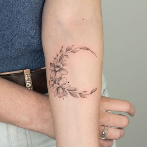 Moon Tattoos Fine Line, Daffodil Moon Tattoo, Cattleya Flower Tattoo, Fine Line Daffodil Tattoo, Tattoo With Moon, Tattoo Triangle, Daffodil Flower Tattoos, Moon And Flowers, Tiny Flower Tattoos