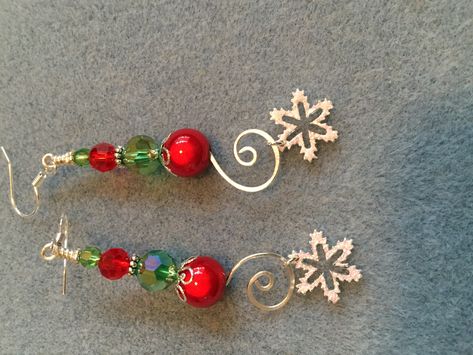 Christmas Dangle Earrings With Beads, Holiday Party Earrings With Ear Wire, Red Holiday Earrings With Ear Wire, Christmas Beaded Dangle Earrings With Ear Wire, Artworks Ideas, Beaded Christmas Earrings Toocutebeads.com, Holiday Jewelry Ideas, Diy Crafts Keychain, Christmas Jewelry Diy