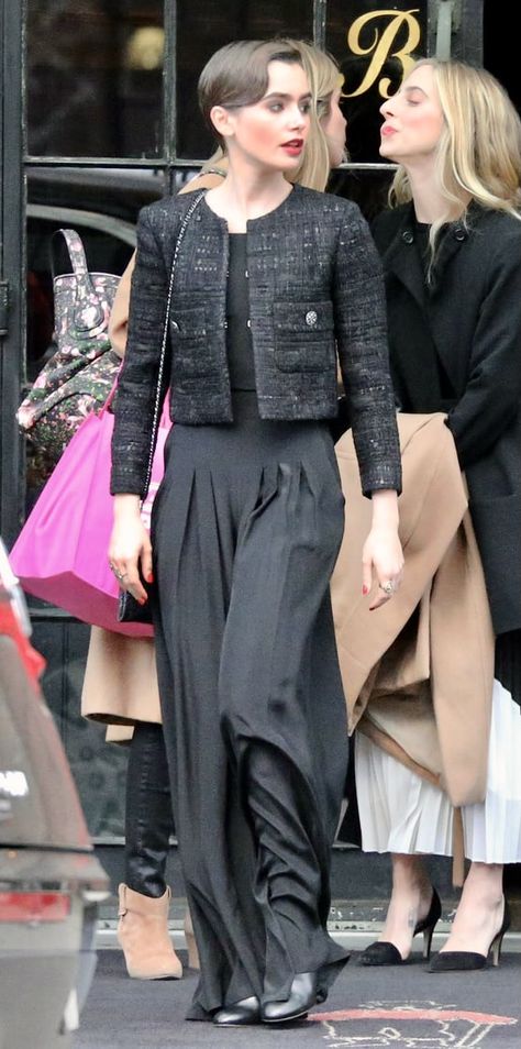 Lily Collins Street Style Chanel Jacket Outfit, Lily Collins Short Hair, Tweed Jacket Outfit, Lily Collins Style, Black Tweed Jacket, Chanel Style Jacket, Chanel Tweed Jacket, Mode Chanel, Chanel Jacket