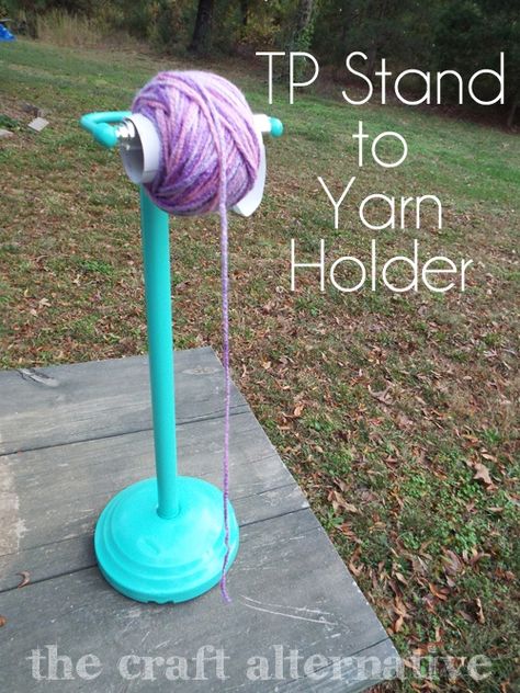 Diy Yarn Holder, Crochet Hook Sizes Chart, Toilet Paper Stand, Yarn Organization, Crochet Hack, Yarn Holder, Paper Stand, Yarn Storage, Crochet Tools