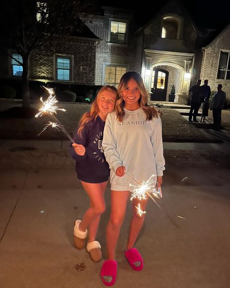 Basic White Girl Aesthetic, Sparkler Photos, Preppy Friends, Best Friend Activities, Summer Picture Poses, Cute Friend Pictures, Summer Goals, Cute Friend Photos, Summer Friends