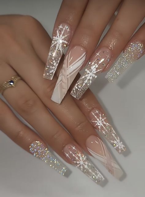 December Birthday Nail Designs, Winter Nails Snowflake Glitter, December Coffin Nail Ideas, Winter Nail Ideas White, Coffin Winter Nails Designs, Silver And White Christmas Nails, Icy Christmas Nails, Holiday White Nails, Grey Holiday Nails