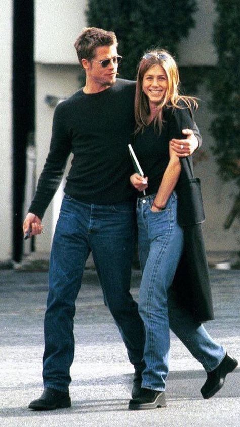 Couples Street Style, Jen And Brad, Jennifer Anniston Style, 90s Couples, Brad Pitt And Jennifer, Brad And Jen, Stylish Couples, Jennifer Aniston Style, Jen Aniston