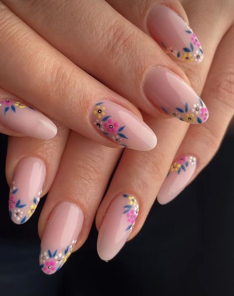 Simple Flower Manicure, Spring Almond Nails Simple, Yaz Nail Art, Mix Nails, Pinky Nail, Latest Nail Designs, Spring Nail Designs, Brighter Days, Almond Nail