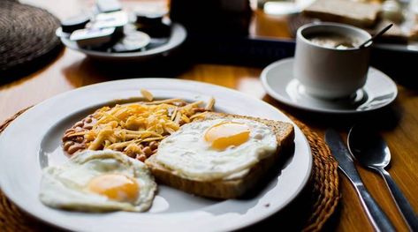 This is when you should eat breakfast, according to a nutritionist https://indianexpress.com/article/lifestyle/food-wine/when-to-eat-breakfast-nutritionist-rujuta-diwekar-6285405/ Menu Sarapan Sehat, Program Diet, What Can I Eat, Breakfast Places, Skipping Breakfast, Breakfast Restaurants, Think Food, Delicious Breakfast Recipes, Quick And Easy Breakfast