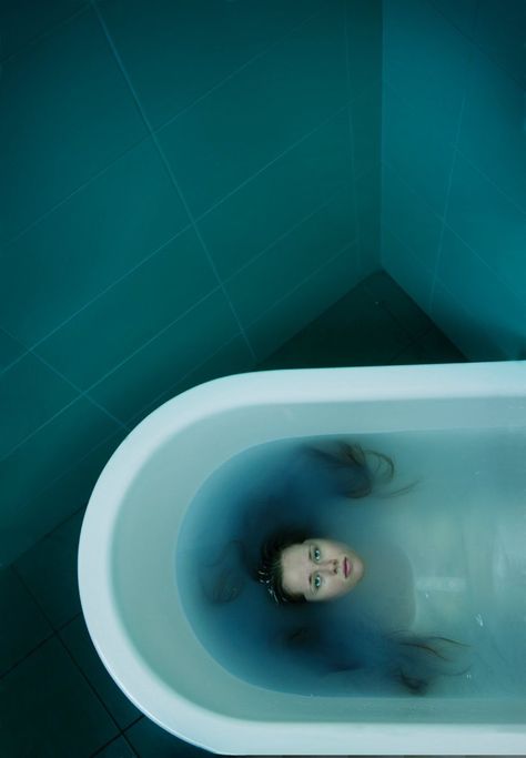 Girl in bathtub with blue water Bathtub Aesthetic, Bathtub Photography, Milk Bath Photography, Bath Photography, Water Photography, Best Bath, Milk Bath, Shooting Photo, Dark Photography