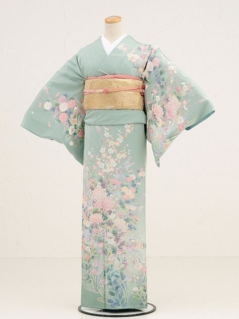 Lovely Mint Green Houmongi with Pale Pink, Lavender, and White Flowers Japanese Traditional Clothing, Green Kimono, Kimono Japan, Traditional Japanese Kimono, Pink Kimono, Kimono Design, Mint Dress, Style Savvy, Japanese Outfits