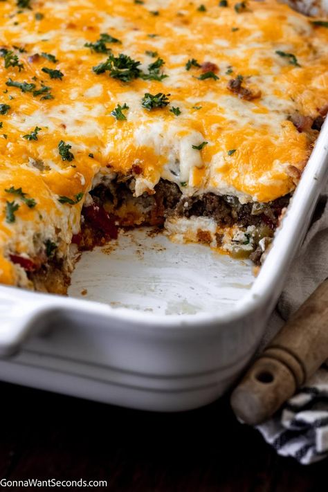 This hearty classic John Wayne casserole has wonderfully southwest flavors, ground beef, a biscuit crust, fresh tomatoes, and a cheesy creamy topping. #johnwaynecasserole #casserolerecipes John Wayne Casserole Bisquick, John Wayne Casserole Recipe, John Wayne Casserole, Biscuit Crust, Biscuits Casserole, Cheddar Bay Biscuits, Biscuit Mix, Ground Beef Casserole, Beef Casserole