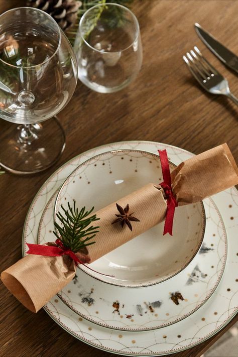 Make your own Christmas crackers to place on the Christmas table or the Christmas tree, the ideal Christmas craft to do with the children and adds really personal touch to any Christmas gathering. Here’s our step-by-step guide to making your own. Making Crackers, How To Make Crackers, Diy Crackers, Diy Christmas Crackers, Christmas Place Settings, Christmas Cocktail Party, Christmas Cracker, Sustainable Christmas, Diy Step By Step