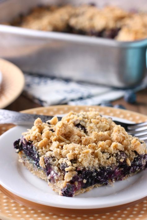 25 Buzz-Worthy Blueberry Desserts to Bake Easy Blueberry Crisp, Desserts Blueberry, Blueberries Fruit, Crisp Recipes, Breaking Fast, Blueberry Filling, Dessert Squares, Bar Desserts, Blueberry Crisp