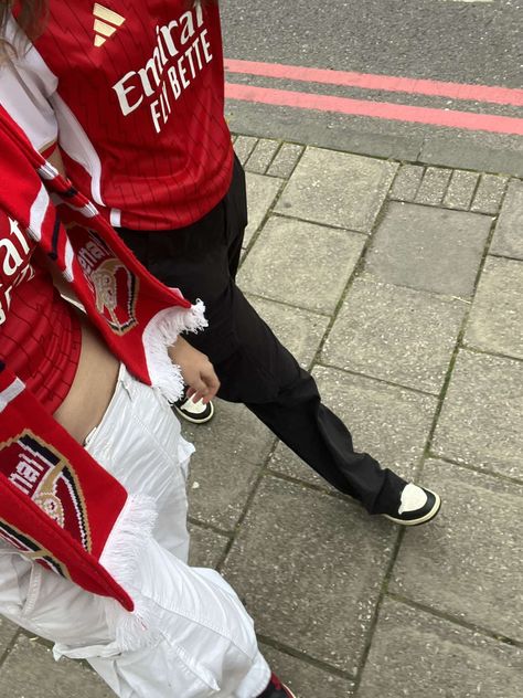 Arsenal Outfit Women, Arsenal Shirt Outfit, Arsenal Couple, Arsenal Women Aesthetic, Arsenal Jersey Outfit, Arsenal Outfit, Arsenal Aesthetic, Football Shirt Outfit, Football Couple