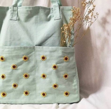 Tote Bag Diy Pattern, Korean Fashion Women Dresses, Simple Hand Embroidery Patterns, Painted Bags, Handmade Embroidery Designs, Hand Embroidery Projects, Embroidery Bags, Diy Tote Bag, Floral Bags