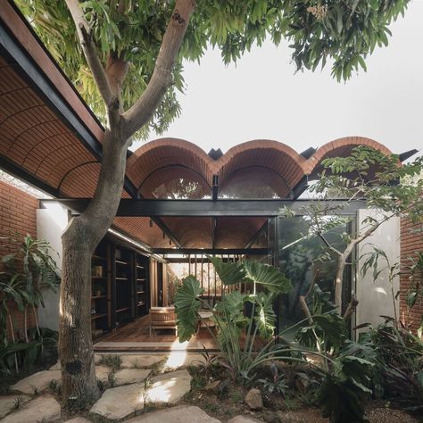 Brick Roof, Rammed Earth Wall, Nature Architecture, Rammed Earth, Patio Interior, Natural Ventilation, Concrete Wall, Vaulting, Contemporary Architecture