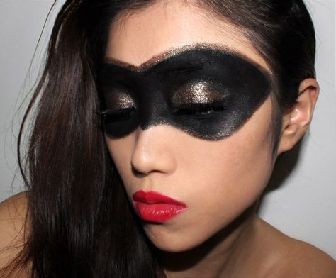 Superhero makeup with black eye mask and red lips Black Pencil Eyeliner, Eye Mask Makeup, Mac Lipliner, Superhero Makeup, Holly Woodlawn, Black Eye Mask, Masquerade Makeup, Circus Makeup, Eyeliner Glitter