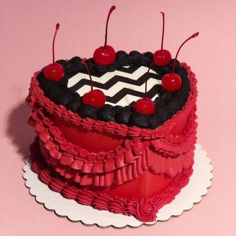 Photo credit: @horoscopecakes Twin Peaks Birthday, Wolf Birthday Party, 35th Birthday Cakes, 25th Birthday Cake, 26 Birthday Cake, Coloring Styles, Wolf Birthday, Runaway With Me, Different Kinds Of Cakes