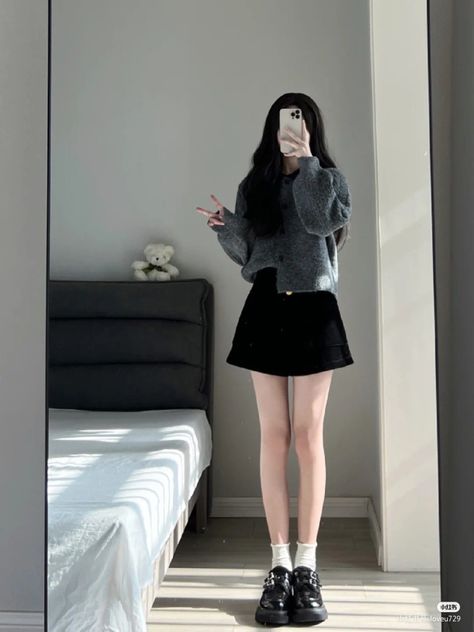 Korean Skirt Outfits, Black Denim Skirt Outfit, Short Girl Fashion, Girly Style Outfits, Black Skirt Outfits, Denim Skirt Outfits, Casual Day Outfits, Ulzzang Fashion, Modest Fashion Outfits