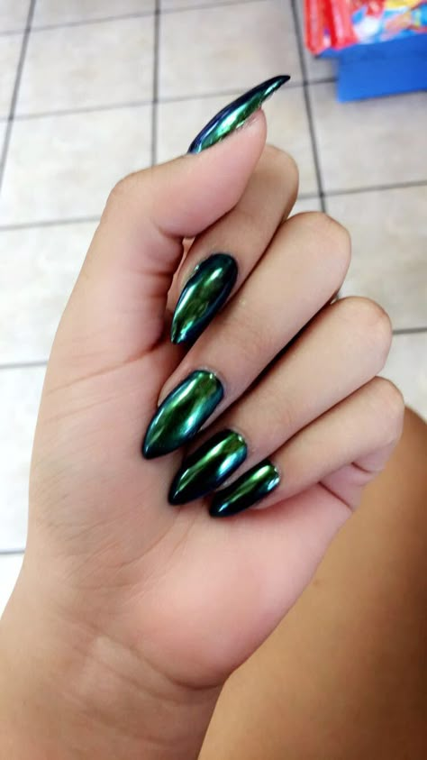 Dark Green Chrome Acrylic Nails, Pastel Crome Nails, Black Green Chrome Nails, Green Mettalic Nails, Black Nails With Green Chrome, Black And Green Chrome Nails, Chrome Emerald Green Nails, Forest Green Chrome Nails, Green Evil Eye Nails