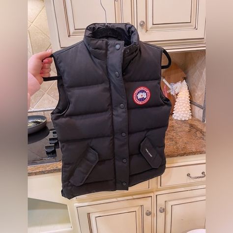 This authentic lightly used Canada Goose black vest XS is perfect for winter! 💓 Canada Goose Vest, Canada Goose Gilet, Canada Goose Women, Canada Goose Mens, Black Puffer Vest, Black Down, Black Vest, Down Vest, Men's Coats And Jackets