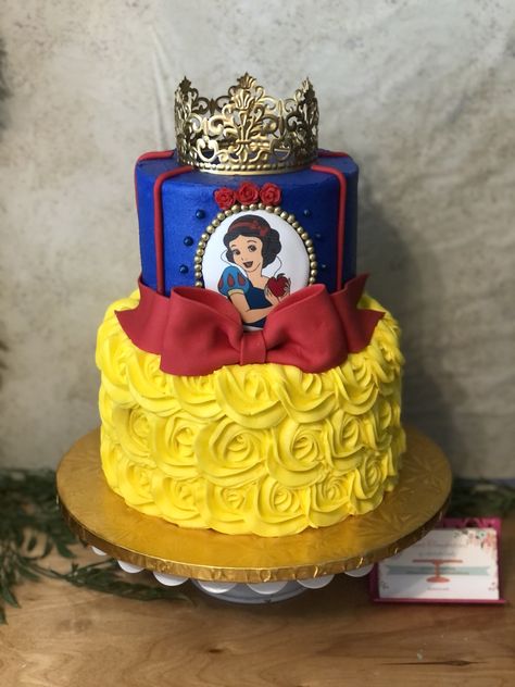 Snow White Buttercream Cake, Snow White Second Birthday, The Fairest One Of All Birthday, Snow White 3rd Birthday Party, Snow White Birthday Cake Ideas, Snow White 2nd Birthday Party, Snow White 1st Birthday Party Ideas, Snow White Balloon Garland, Snow White Birthday Party Cake