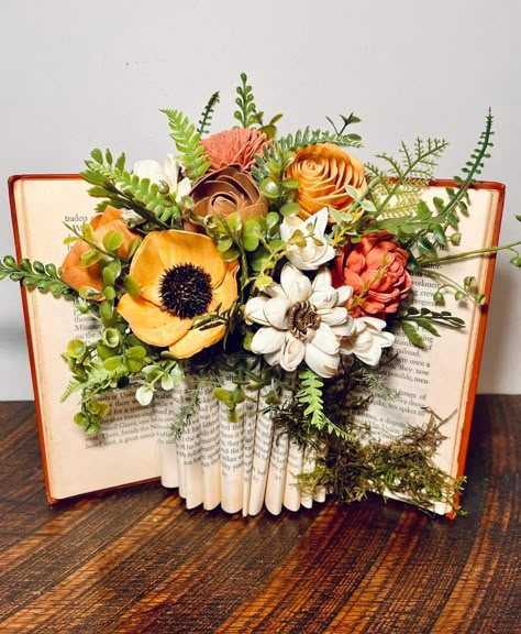 Book Flower Arrangement Ideas, Book Vase Diy, Decorated Books, Book Flower Vase, Books With Flowers, Folded Book Pages, Book Vase, Book Centerpieces, Book Art Projects