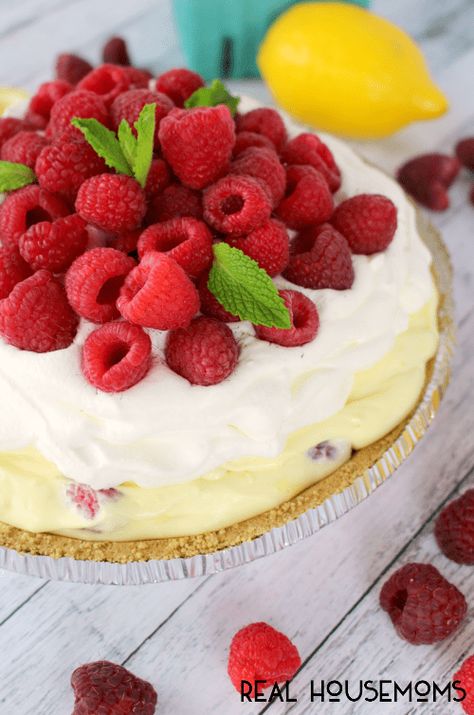 This LEMON RASPBERRY NO BAKE PIE is the perfect springtime dessert! Just as easy as it is delicious, this pie is great for Easter dinner, cookouts, or any get-together! Lemonade Pie Recipe, Cool Whip Pies, Pan Desserts, No Bake Pie, Lemon And Raspberry, Lemonade Pie, Easter Pie, Spring Time Desserts, Boys Food