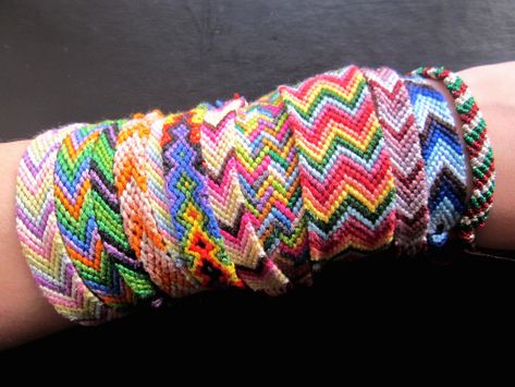 Womazine Writes About Friendship Bracelets, Makes Us Nostalgic Bracelet Wallpaper, Lgbt Culture, Rainy Day Activities For Kids, Making Friendship Bracelets, Craft Day, Rainy Day Activities, Feather Jewelry, Wallpapers Hd, Easy Diy Crafts