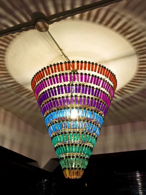 Remix chandelier, made of lighters by Esteban Gabriel! Used Bic Lighter Crafts Diy, Lighter Art Ideas, Lighter Art Diy, Bic Lighter Crafts Diy, Lighter Crafts, Trip Room, Lighter Art, Bic Lighter, Chill Room