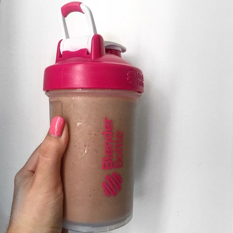 From my Instagram @xocollegelife Shaker Bottle Recipes, Blender Bottle Recipes, Protien Shake Recipes, Protien Drinks, Breakfast Peanut Butter, Best Protein Shake, Peanut Butter Protein Shake, Protein Shake Recipe, Best Protein Shakes