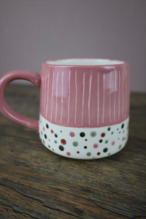 Easy Clay Painting Ideas, Pottery Mug Ideas Paint, Painting On Ceramics Ideas, Pottery Painting Ideas Easy Coffee Mugs, Mugs Painting Ideas, Cute Mugs Ceramics, Mug Painting Ideas Diy, Pottery Painting Designs Plate, Pottery Painting Vase