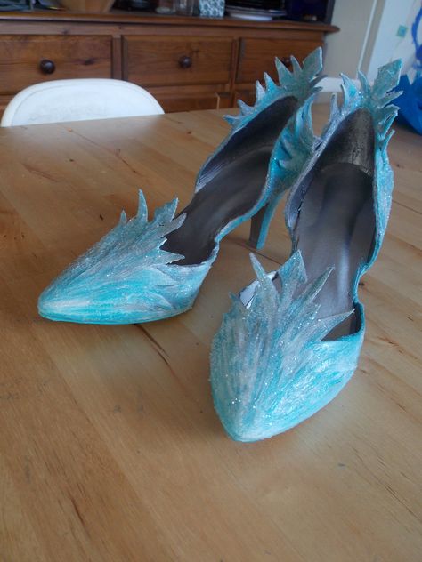 Elsa Shoes | Progress Shots Start to Finish | Valravn Designs | Flickr Elsa Shoes, Frozen Cosplay, Elsa Cosplay, Elsa Costume, Fantasia Disney, Frozen Costume, Elsa Dress, Cosplay Tutorial, Costume Shoes