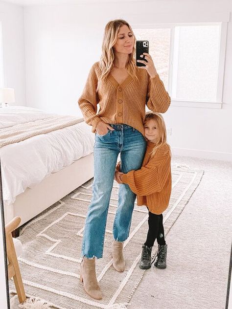 Mommy And Me Neutral Outfits, Boho Mommy And Me Outfits, Mama And Mini Matching Outfits, Juneau Aesthetic, Casual Mommy And Me Photoshoot, Mommy And Me Thanksgiving Outfit, Mommy And Me Photo Shoot Outfits, Momcore Outfits, Mommy And Me Winter Outfits