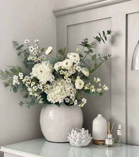 Hallways Decor, Cottagecore Inspiration, Harmony House, Flower Vase Arrangements, Counter Decor, Interior Design Elements, Home Decor Ideas Living Room, Flower Arrangements Simple, Summer Bouquet