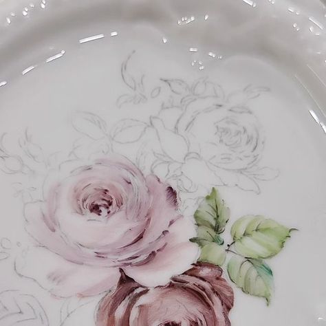 김은주 on Instagram: "#painting🎨 #rosepanting #porcelain *2024 start~" Cute Tumblr Pictures, Porcelain Roses, China Painting, Hand Painted Porcelain, Porcelain Painting, Flower Painting, Porcelain, Hand Painted, Flowers