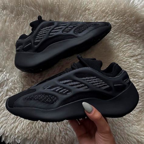 Pretty Sneakers, Pretty Shoes Sneakers, Kicks Shoes, Expensive Shoes, New Babies, Shoes Outfit Fashion, Yeezy 700, Fresh Shoes, Cute Sneakers