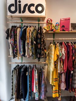 Small Space Store Design, Vintage Store Design, Small Clothes Shop Design, Vintage Store Interior, Small Clothing Store Interior, Vintage Clothing Display, Unique Stores, Vintage Store Ideas, Garage Store