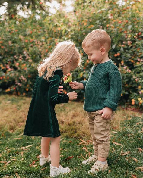 Fraternal Twins Boy And Girl Aesthetic, Cute Twins Boy And Girl, Cute Sibling Pictures, Twin Toddler Photography, Boy And Girl Siblings, Family Outfits For Pictures, Twins Toddlers, Outfits For Pictures, Twins Aesthetic