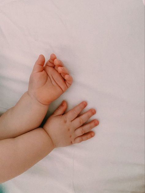 Newborn Astetic, Newborn Hand Pictures, Baby Hands Photography, Baby Pictures Without Showing Face, Baby Esthetics, Baby Hand Pic, Baby Photos Without Showing Face, Baby Sleeping Photography, Faceless Baby Photos