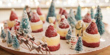 Mini cheesecakes on a red velvet crust and topped with a strawberry Santa hat. Pioneer Woman Christmas Cheesecake Cups, Cheesecake Santa Hats, Gf Cookies, Pioneer Woman Recipes, Ree Drummond, Santa Hats, Noel Christmas, Pioneer Woman, Simple Recipe