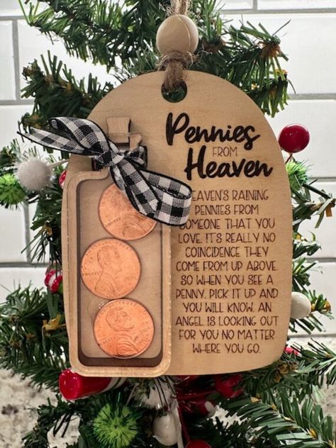 🌟 Description: Cherish the memory of a loved one with our beautifully engraved "Pennies from Heaven" Memory Ornament. Measuring 2.8 x 3.75 inches, this heartfelt ornament serves as a touching tribute, reminding us that those we've lost are never far from our hearts. Delicately engraved with the phrase "Pennies from Heaven," this ornament is a meaningful addition to your holiday decor or a thoughtful gift for someone who has experienced loss. The timeless design captures the sentiment of remembr In Memory Of Ornaments Diy, Remembering Loved Ones Passed Gifts, Memorial Christmas Ornaments Diy, Memorial Crafts For Loved Ones, Diy Sentimental Gifts, Memory Crafts From Clothes, Memory Ornaments, Prayer Crafts, Memory Gifts