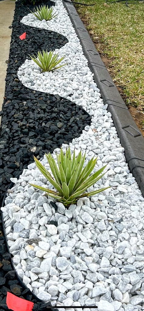 Beautiful Lawns Front Yards, Black And White River Rock Landscaping, Simple Rock Garden Ideas, White And Black Rocks Landscaping Ideas, Front Yard Pathway Ideas, Lava Rocks Landscaping Front Yards, Front Entry Garden Ideas, Mulch Design Ideas, Front Yard Easy Landscape Ideas