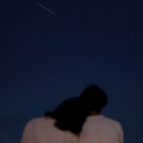 spend your nights stargazing Stargazing Date Aesthetic, Star Gazing Aesthetic Couple, Star Gazing Date, Stargazing Date, Stargazing Aesthetic, Star Gazing, Home Alone, Guys And Girls, Cool Pictures