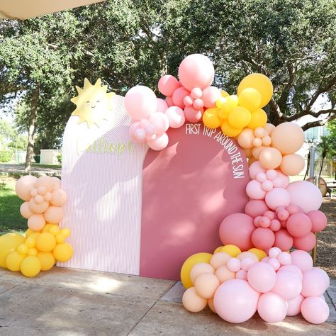 First Trip Around The Sun ☀️ Backdrop + Balloons + Favor Wall @janettloveshop Decor by mom @jennygekas #firsttriparoundthesun #firsttriparoundthesun☀️ #firsttriparoundthesunparty #firstbirthday #firsttriparoundthesuntheme #firsttriparoundthesunbackdrop #firstbirthdayparty #suntheme Pink And Yellow Backdrop, First Trip Around The Sun Birthday Party Backdrop, 1 In The Sun Birthday, One In The Sun First Birthday Girl, First Trip Around The Sun Girl Birthday Party Girl, First Trip Around The Sun Balloon Arch, First Trip Around The Sun Backdrop, Sunshine 1st Birthday Party Girl, Sun Backdrop